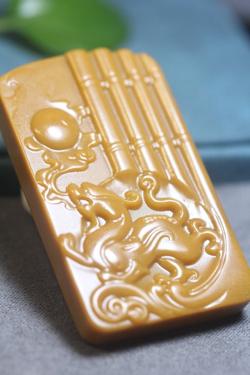 【龍行天下】天然黃蠟石雕刻 牌子掛件   仿古掛飾吊墜送禮佳品