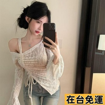 🌱在台出貨🌱 夏季女裝露肩T恤 氣質一字領露肩喇叭袖係帶短款上衣女 別緻溫柔T恤衫 斜肩T恤 小眾上衣女
