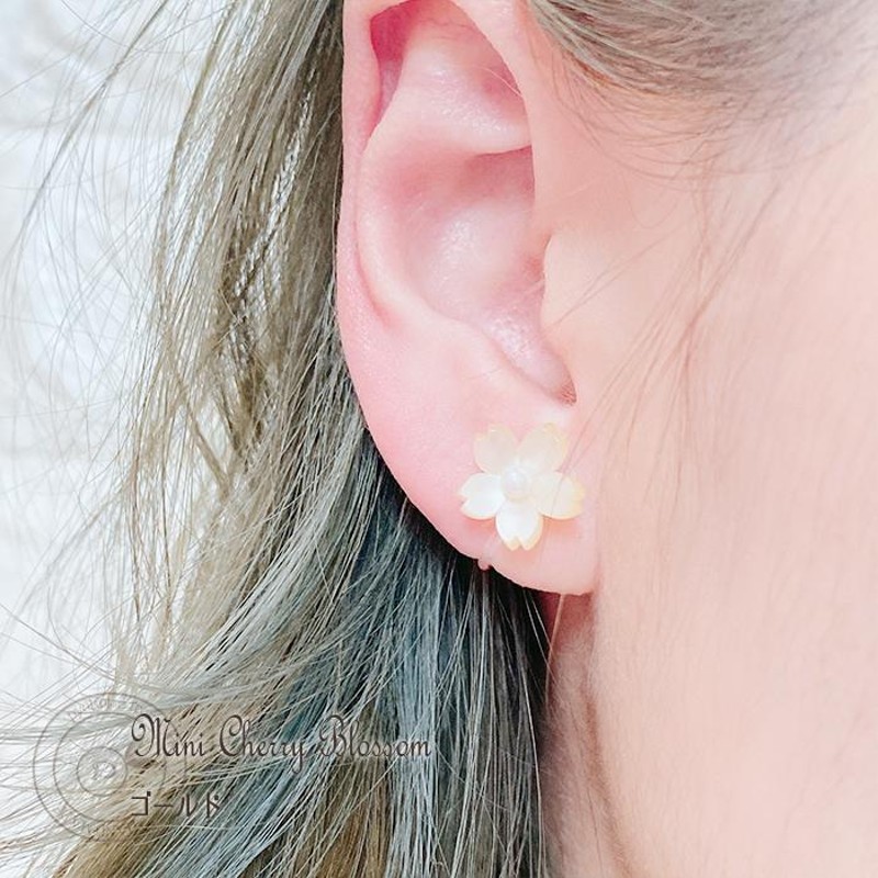 小さなかわいい桜ピンクのピアスorイヤリング きらめい