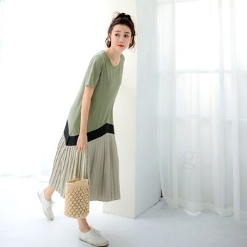 OB嚴選-棉質純色倒V拼接百褶修身長洋裝《DA7415-》