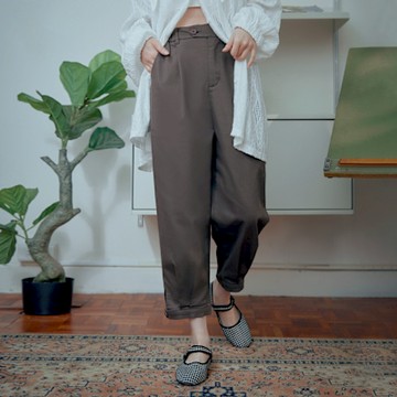 OB嚴選-棉質顯瘦打褶後鬆緊腰造型鈕釦八分哈倫褲《BA7771-》