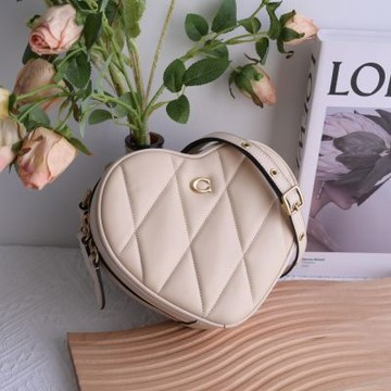 COACH Heart 經典C LOGO絎縫皮革愛心造型斜背包(米白)