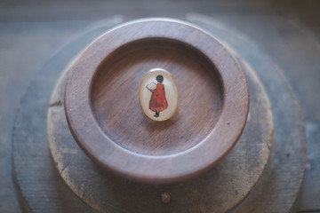 胸針 讀魔導書的女孩