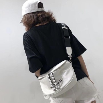 柳釘包 上新小包ins超火字母小方包2021新款百搭鉚釘爆chic朋克包斜背包【林之舍】