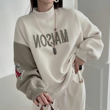 MOCO韓版chic立領撞色刺繡英文字袖子貼布圓領套頭衛衣寬鬆上衣