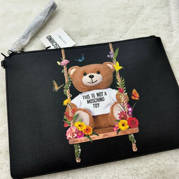 【莫斯奇諾｜全新】現貨 一線 MOSCHINO 手拿包 鞦韆熊 防刮紋 收納包｜Little Bee 小蜜蜂精品