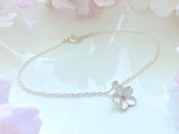 櫻花飄動純銀耳扣 : 細緻絲綢光澤設計