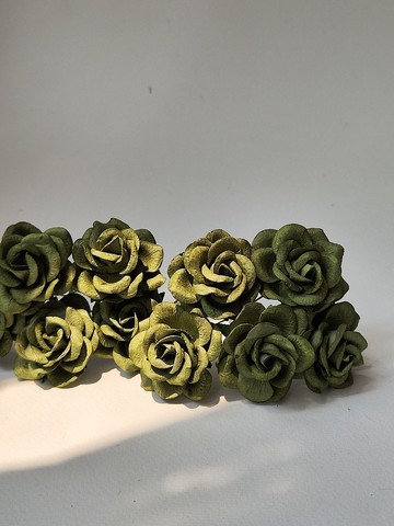 紙花，25 件桑葚玫瑰尺寸 3.5 厘米。曲線花瓣，綠色
