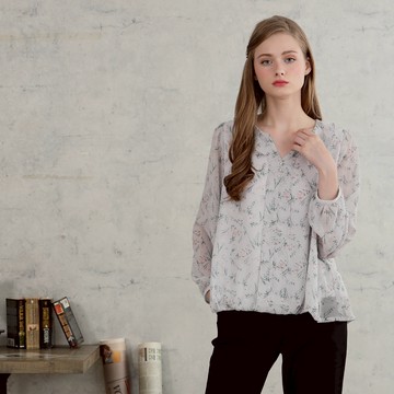 【CUMAR】荷葉領珍珠釘釦雪紡印花襯衫 米 灰