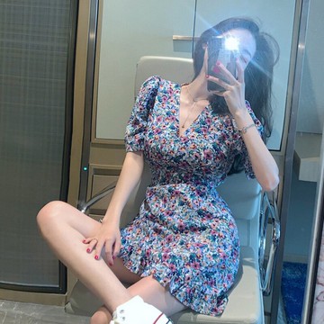 法式復古韓版溫柔風收腰顯瘦碎花v領泡泡袖連衣裙子夏季新款2022