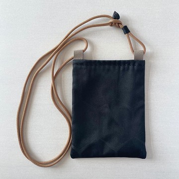 【獨一無二】和服布料迷你斜背包 - 絹製和服布料（黑色龜甲紋樣）與棉布（淺茶色）