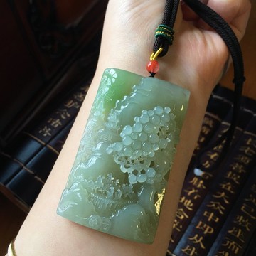 和田玉帶翡翠 山水 吊墜 料子細膩上手效果高貴典雅