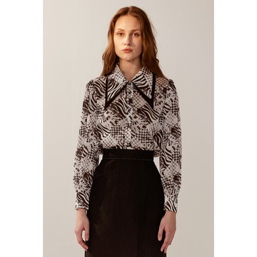 AVVJOY法式黑白印花雙層尖領長袖襯衫絲感材質輕薄舒適寬鬆版型好駕馭雙層尖領豐富造型感穿出法式復古摩登風格