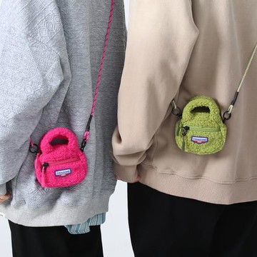 2023新款斜挎小包迷你掛脖包搭配可愛毛絨耳機包馬卡龍零錢包掛件
