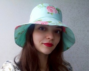 夏季帽子桶用棉花製成的花朵。女士沙灘太陽帽。 ros中的帽子