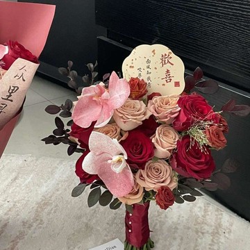 💖囍💖小衆紅色系手捧花成品仿真花訂婚領證結婚禮物創意拍照實用禮品手花 手腕花 新娘 伴娘手腕花 飾品 繡球花