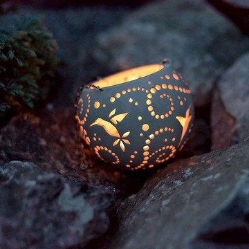 蜂鳥懸掛燭台或懸掛白色小花盆