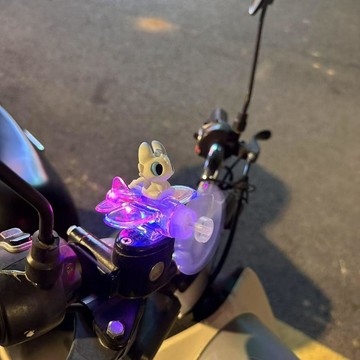 桃園出貨✨ 新款無牙仔風能風力發電發光飛機電動車摩托車可愛裝飾擺件公仔車載