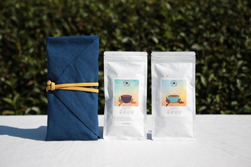 用來自四旬齋山部落的布料包裹的禮品套裝首次收穫的焙茶/日本紅茶在種植過程中不使用化肥或殺蟲劑