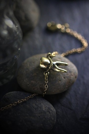 Defy 的兩顆尖牙人牙手鍊。