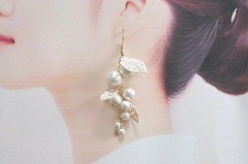 tatting蕾絲葉片與棉珠耳環・米白色