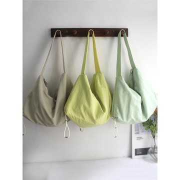 高級質感大容量腋下包單肩包 春夏新款尼龍方形枕頭包通勤女包包