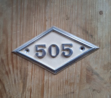 公寓門牌號碼 505 — 金屬菱形復古數字銘牌