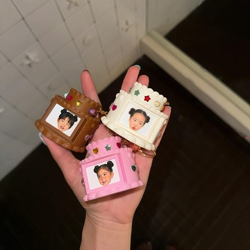 新上架👉寶石鑽石蛋糕 可更換相片鑰匙扣掛件生日拍照道禮物蛋糕造型小擺件交換禮物 送朋友禮物