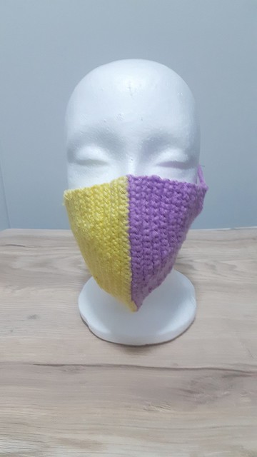 黃和紫的羊毛面具增添了溫暖。