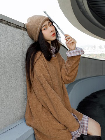 柔軟羊羔毛大圓領寬鬆長版上衣