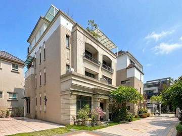 獨家專任北屯十期｜大地坪大面寬雙車別墅｜台中市北屯區軍福十九路