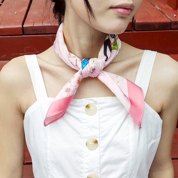 客製化禮物【精美禮盒】櫻花樹下的快樂小鎮絲巾連絲巾扣套裝