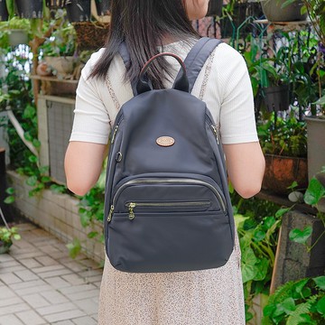 輕盈紓壓雙側拉鍊防盜後背包(大款)-莫蘭迪灰