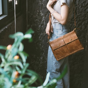 真皮簡約率性斜背包 6035 淺油皮