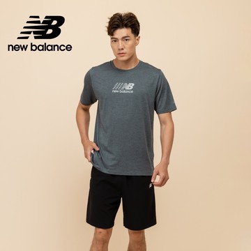 【New Balance】 NB 吸濕排汗反光圖短袖上衣_男性_深灰色_MT51204GT