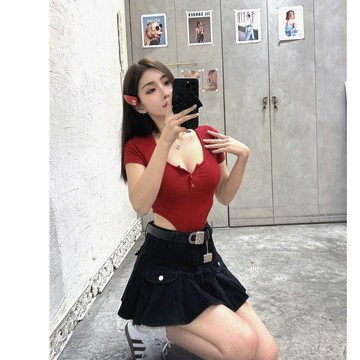 (現貨)獨家 歐美款 螺紋 開釦連體造型短袖上衣（下擺無釦） 兩片式罩杯 內有鬆緊撐托 彈力 顯瘦 女生上衣