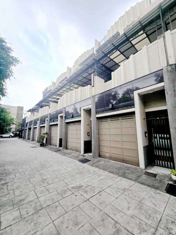 五群建設#萬金#大學道#臨路天井車庫透天｜高雄市大社區萬金路