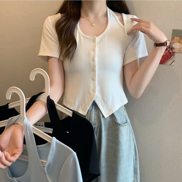 MOCO假兩件素色吊帶排釦下擺開叉棉質造型上衣L~4XL