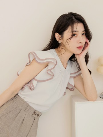 圓領壓褶撞色荷葉袖上衣