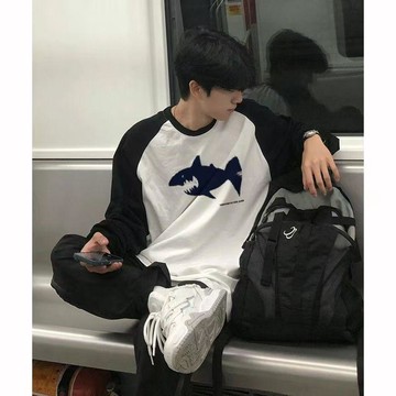 美式趣味鯊魚印花插肩長袖秋季ins潮牌百搭寬鬆重磅純棉拼接上衣條紋 廓型 圓領長袖 復古 寬鬆