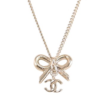 CHANEL ABG556 經典CC LOGO蝴蝶結造型吊墜鎖骨項鍊.淡金