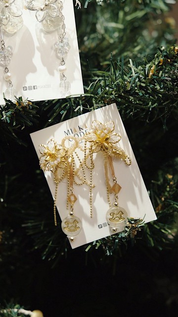 手工耳環 — 現貨 聖誕耳環(兩用) 金色 透明花花 旋轉木馬 閃