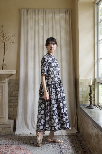 短袖排扣中山領設計洋裝_黑花