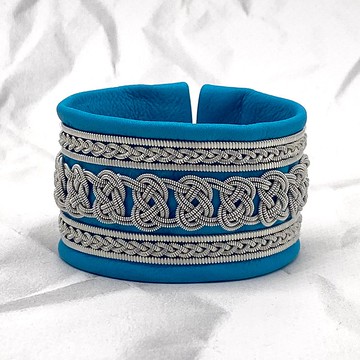 寬皮革手鐲。 斯堪的納維亞凱爾特風格的珠寶。 藍色手鐲婦女。