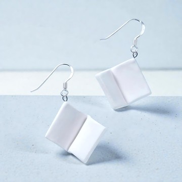 會飛的書－手工白瓷純銀耳環