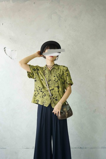 尋寶古著-伊藤風格漫畫線條黑黃撞色花卉印花襯衫