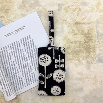 花朵的排列組合。鋪棉手機套/手機袋