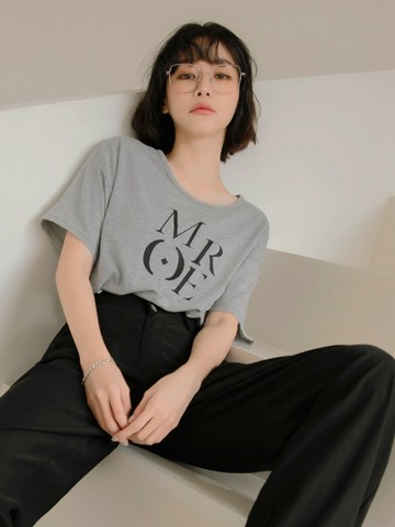 台灣製造．英文印花後開衩短袖落肩上衣