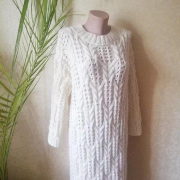 女式白色手工針織羊毛連衣裙。鏤空溫暖柔軟的毛衣連衣裙。
