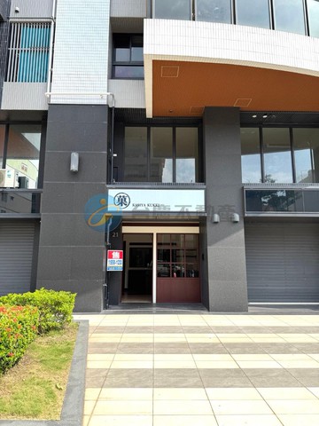 小港觀雲II輕屋齡優質店面＋平面車位｜高雄市小港區港平路